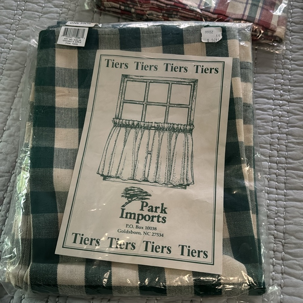 Park Imports Curtain Bundle 2 Valances & 2 Pairs of Tiers. - Picture 5 of 16